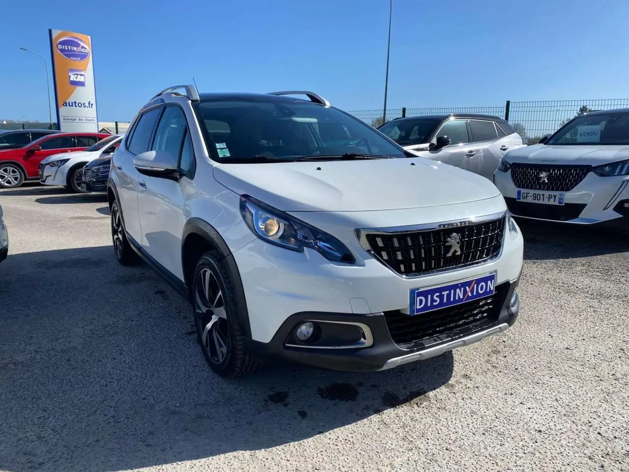 Peugeot 2008 2019 vue 3/4 avant en blanc Banquise avec jantes aluminium 17'' et toit panoramique visible