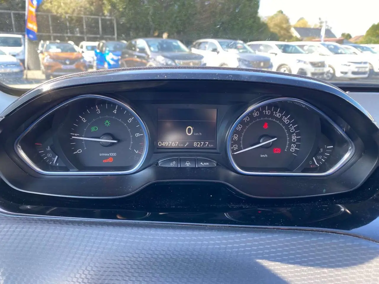 Gros plan sur le tableau de bord du Peugeot 2008 2019, affichant compte-tours, vitesse et écran digital central.