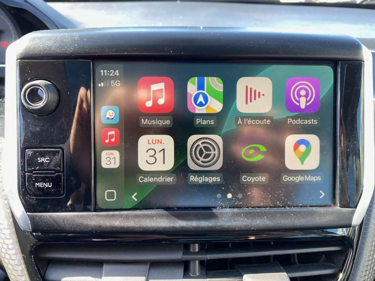 Écran tactile 7 pouces du Peugeot 2008 2019 affichant des applications de navigation et musique.