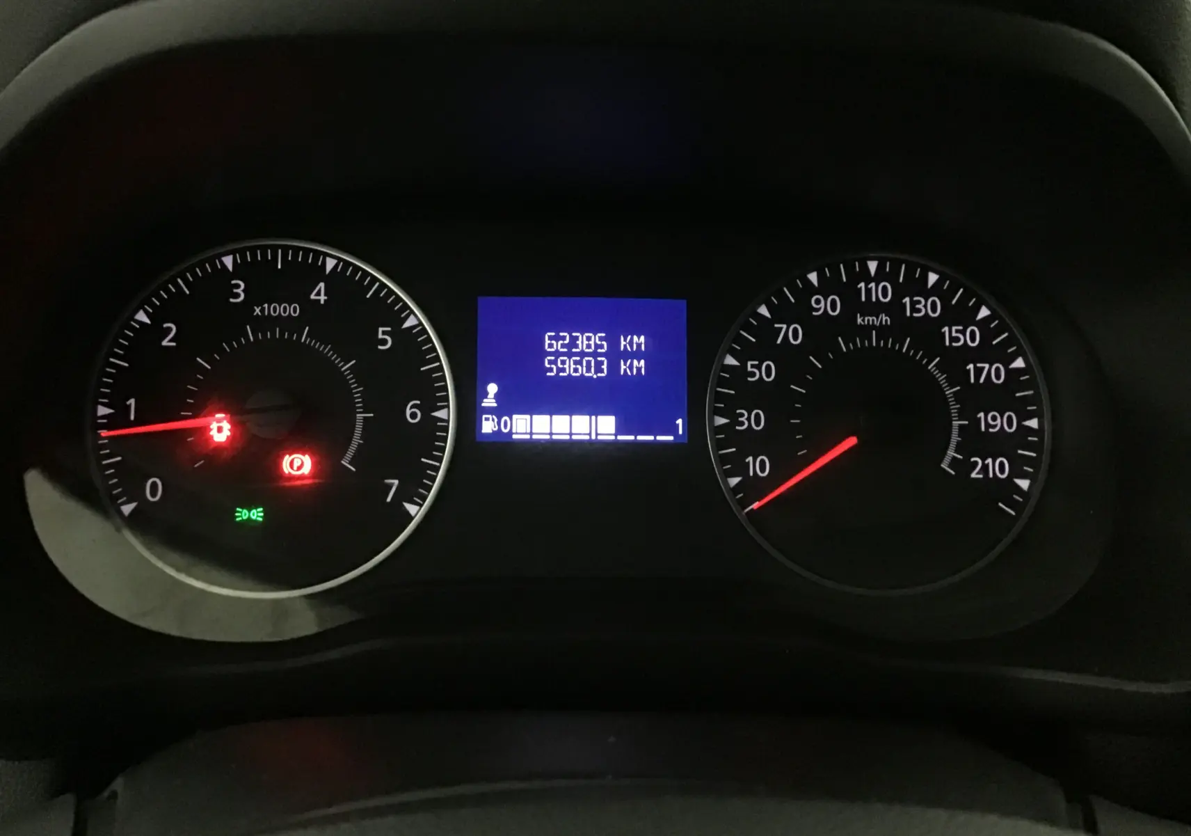 Vue rapprochée du tableau de bord du Renault Express Van blanc 2023, affichant compteurs et kilométrage.