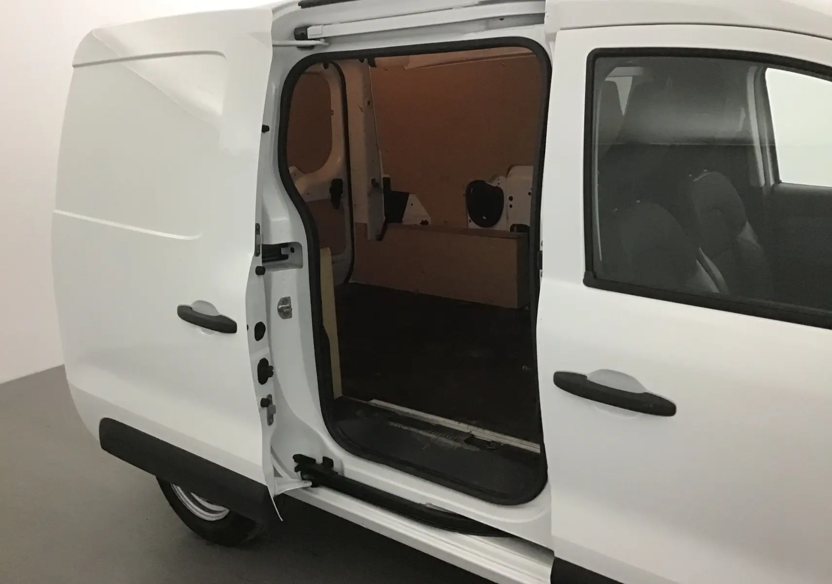 Vue latérale droite d'un Renault Express Van blanc 2023 avec porte coulissante ouverte dévoilant l'espace de chargement.