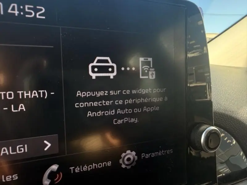 Écran tactile intérieur du Kia Picanto 2023 gris foncé, affichant la connexion Android Auto et Apple CarPlay.