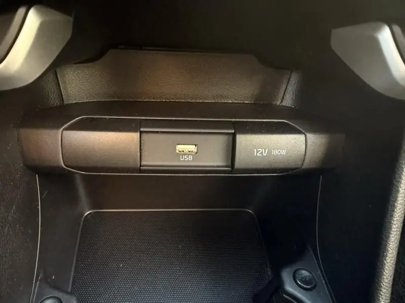 Détail de la prise USB et prise 12V dans l’habitacle d’une KIA Picanto gris foncé, version GT Line 2023.