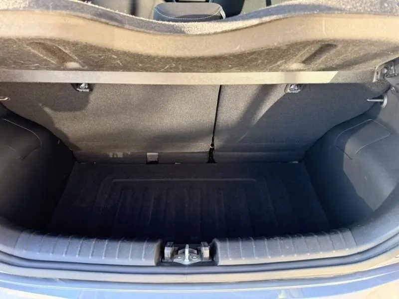 Coffre ouvert vu de dessus d'une KIA Picanto 1.0 DPI 67 GT Line gris foncé 2023, montrant l'espace de rangement vide.