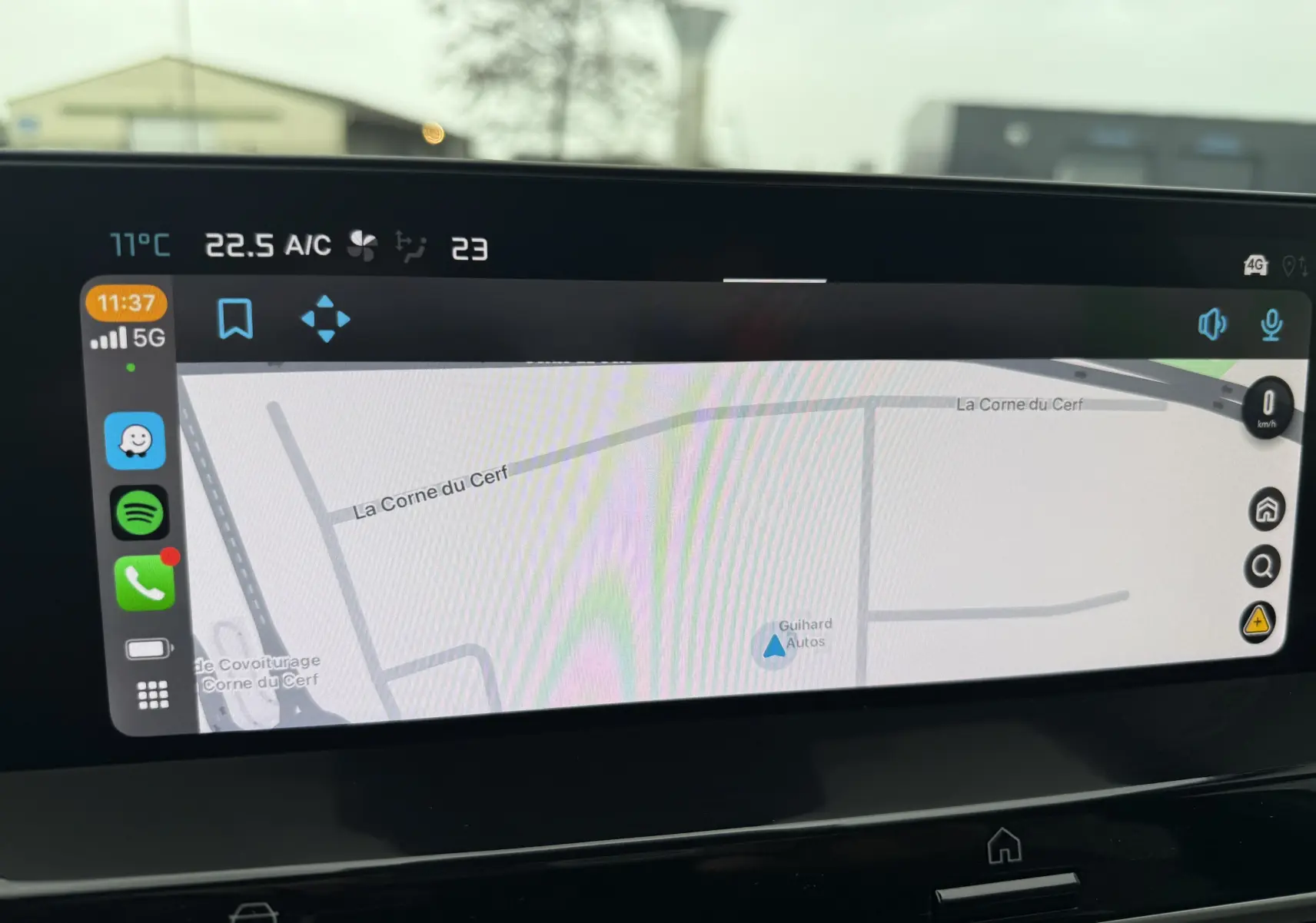 Écran tactile intérieur du tableau de bord de la Citroën C4 Hybrid 145 e-DCS6 Max affichant la navigation GPS.