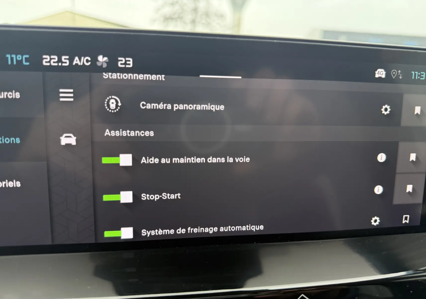 Écran tactile intérieur de la Citroën C4 Hybrid 145 blanc, affichant les options d’aides à la conduite activées.
