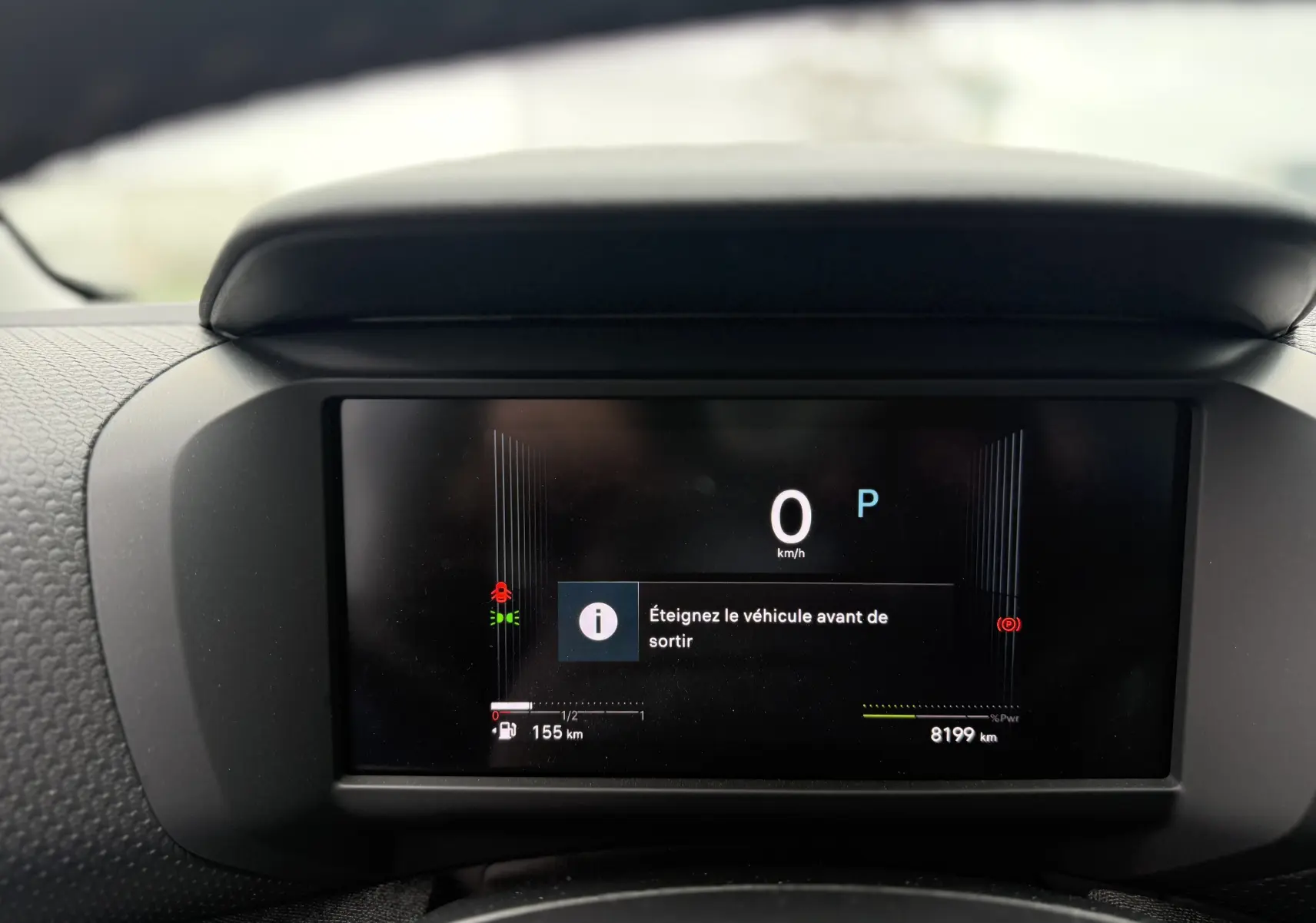 Affichage numérique du tableau de bord de la Citroën C4 Hybrid 145, indiquant 0 km/h et message d'arrêt du véhicule.
