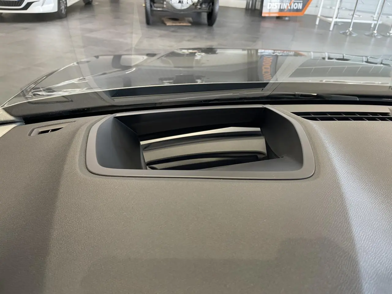 Détail du tableau de bord du Citroën C5 X 2024, montrant l'écran encastré au centre, avec reflet du pare-brise.