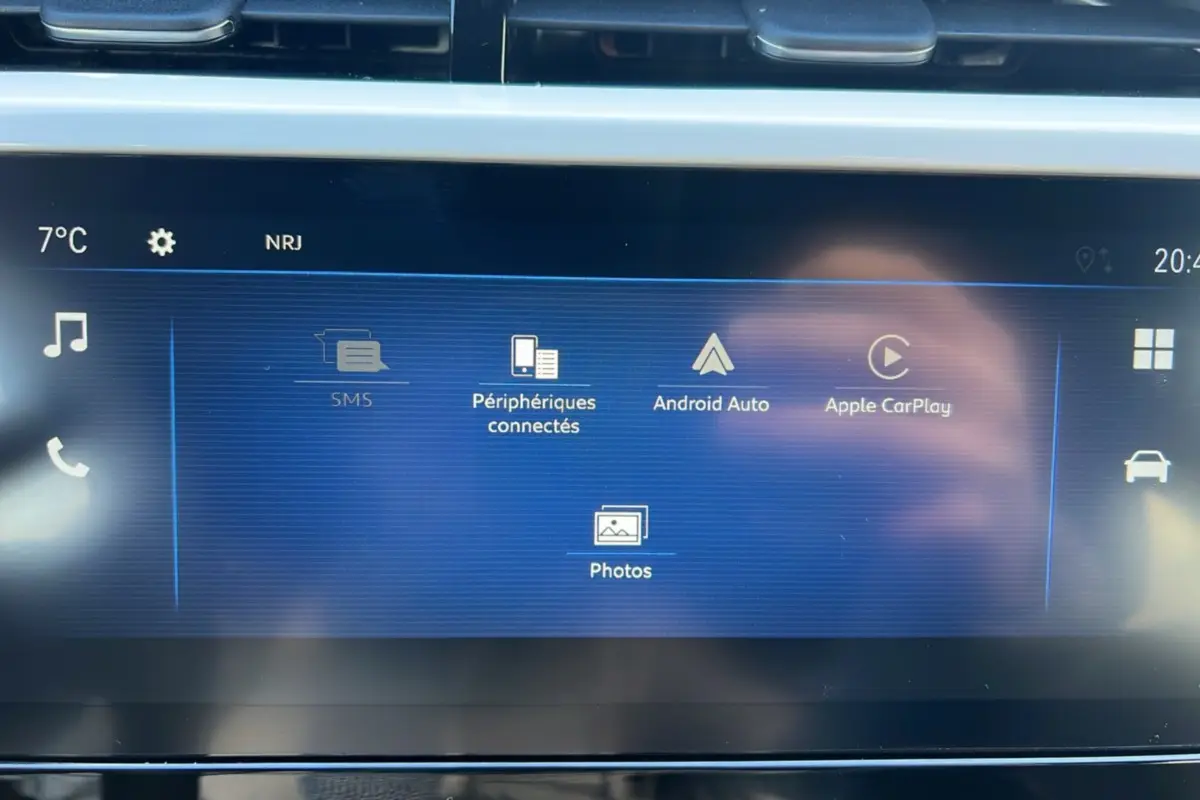Écran tactile 10 pouces de l’Opel Corsa Hybrid 2026 affichant les options Android Auto et Apple CarPlay.