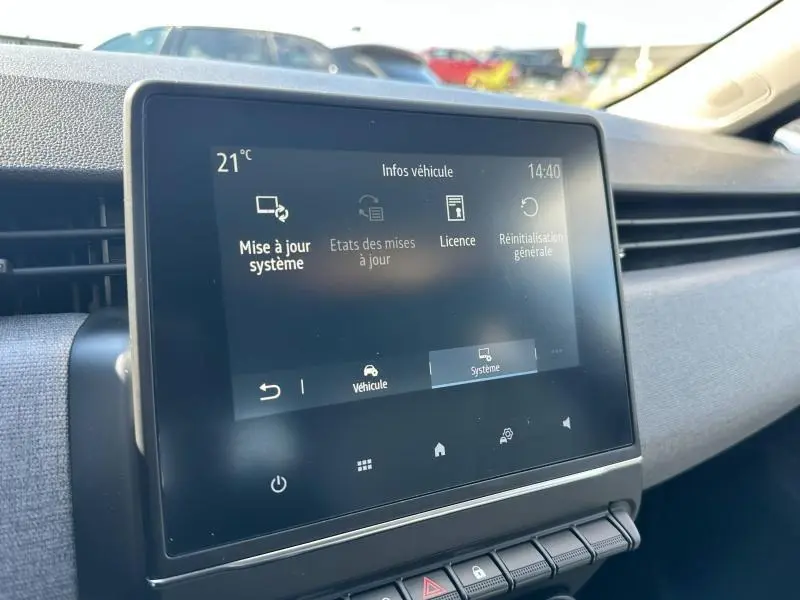 Écran tactile central de la Renault Clio gris Rafale, vue intérieure côté droit avec affichage des options système.