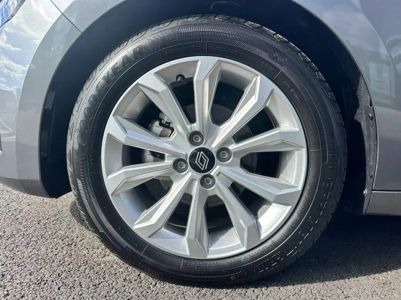 Gros plan sur la roue avant droite d'une Renault Clio 2025 gris Rafale avec jante alliage et pneu Goodyear.