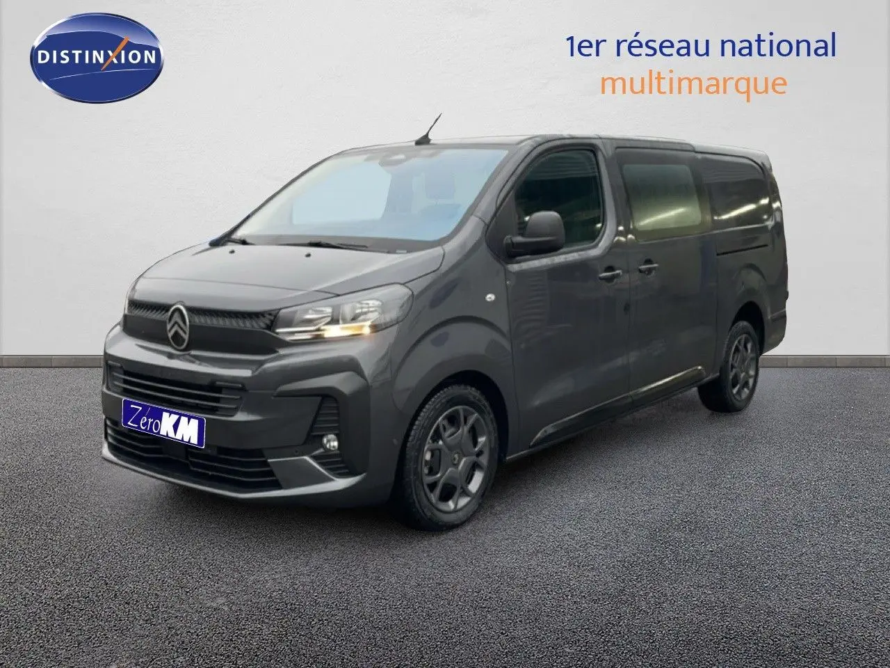 Vue 3/4 avant droit du Citroën Jumpy Cabine Approfondie gris titane métal avec calandre noire et feux allumés.