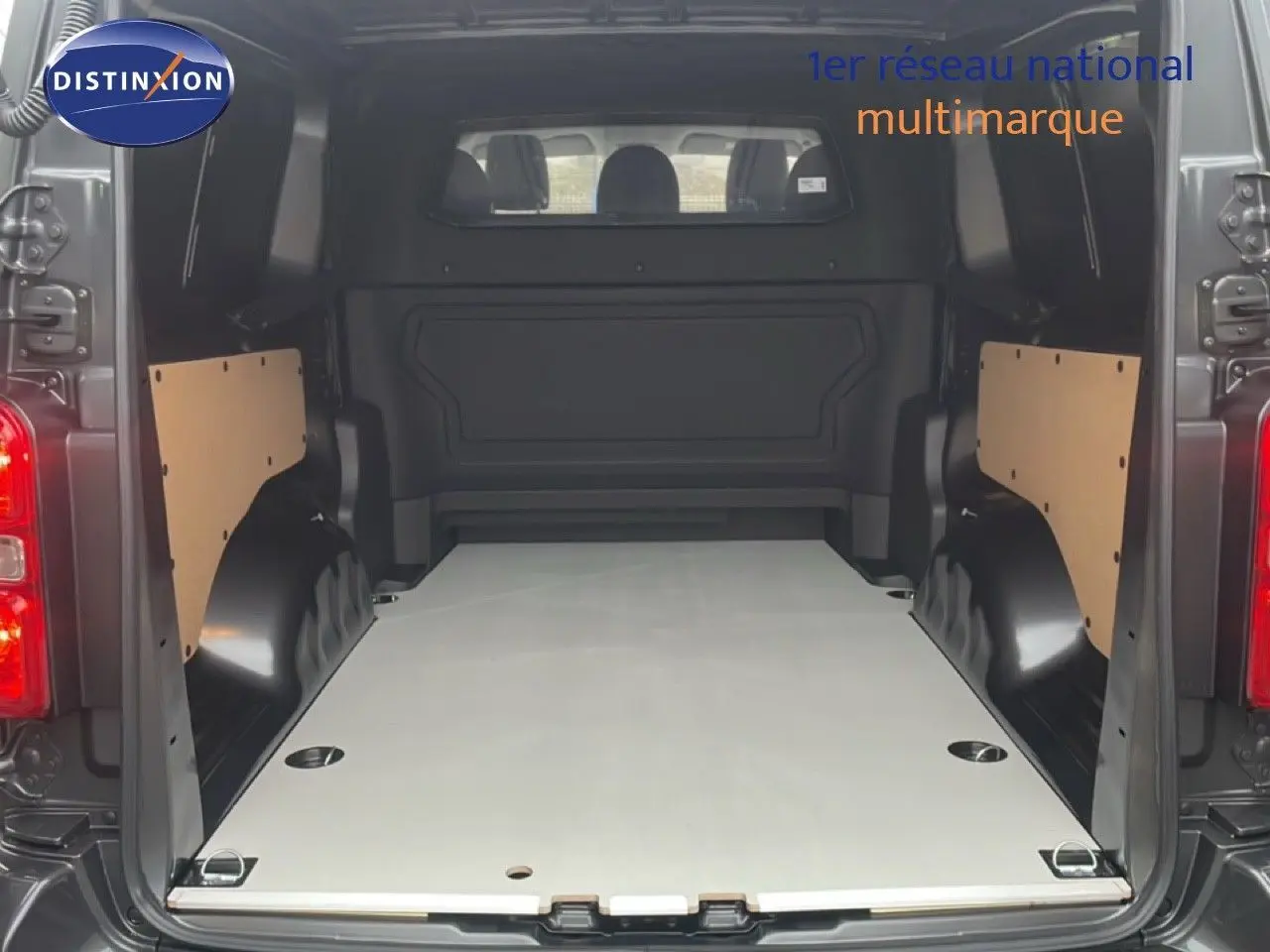 Vue arrière du Citroën Jumpy cabine approfondie gris titane métal, montrant l'espace de chargement vide et aménagé.