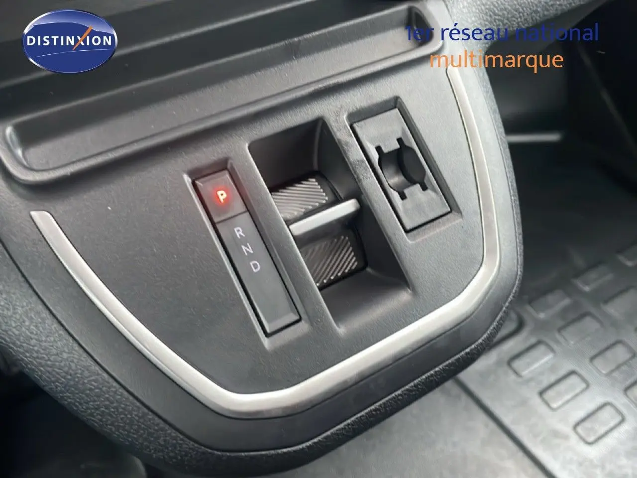 Gros plan sur la commande de boîte automatique avec indicateur P allumé dans l’habitacle noir du Citroën Jumpy Cabine Approfondie gris titane.