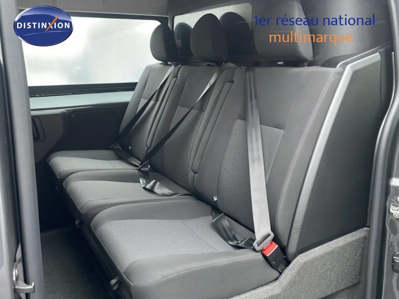 Vue latérale des sièges arrière en tissu gris et noir du Citroën Jumpy Cabine Approfondie gris titane, porte ouverte.