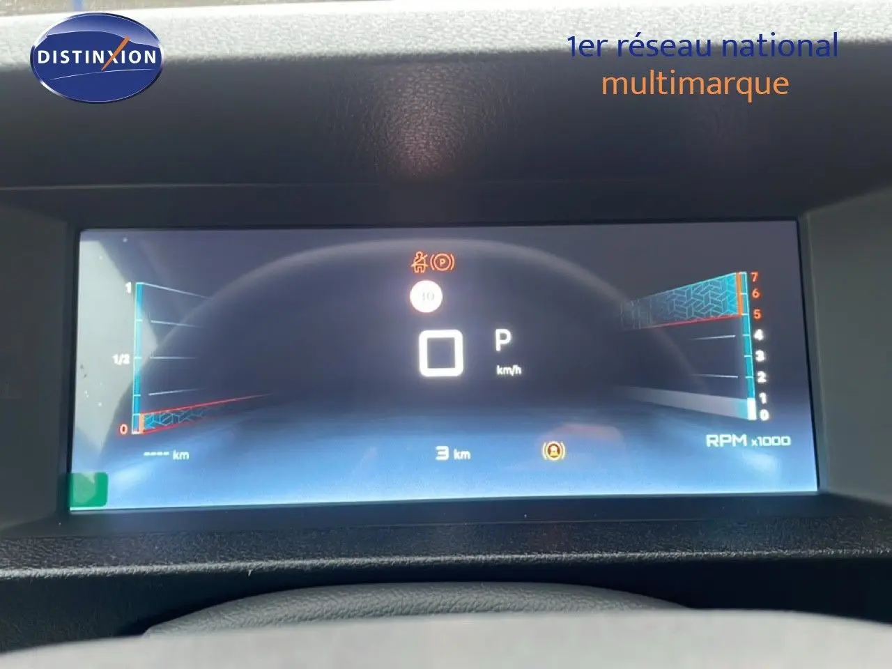 Affichage numérique du tableau de bord du Citroën Jumpy Cabine Approfondie gris titane, indiquant 0 km/h et 3 km au compteur.