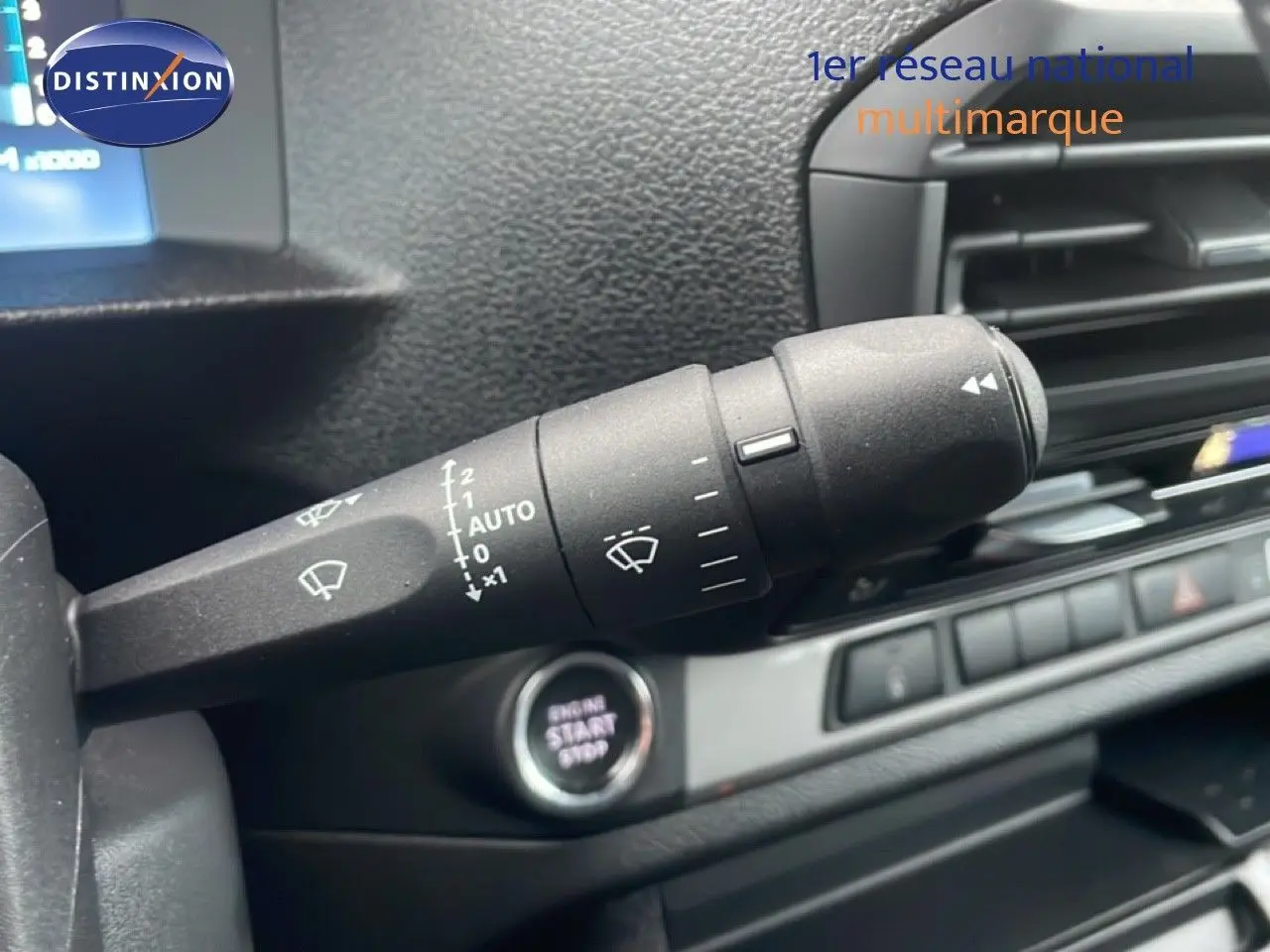 Gros plan sur la commande d’essuie-glace du Citroën Jumpy Long L3 gris titane, avec bouton start/stop en arrière-plan.
