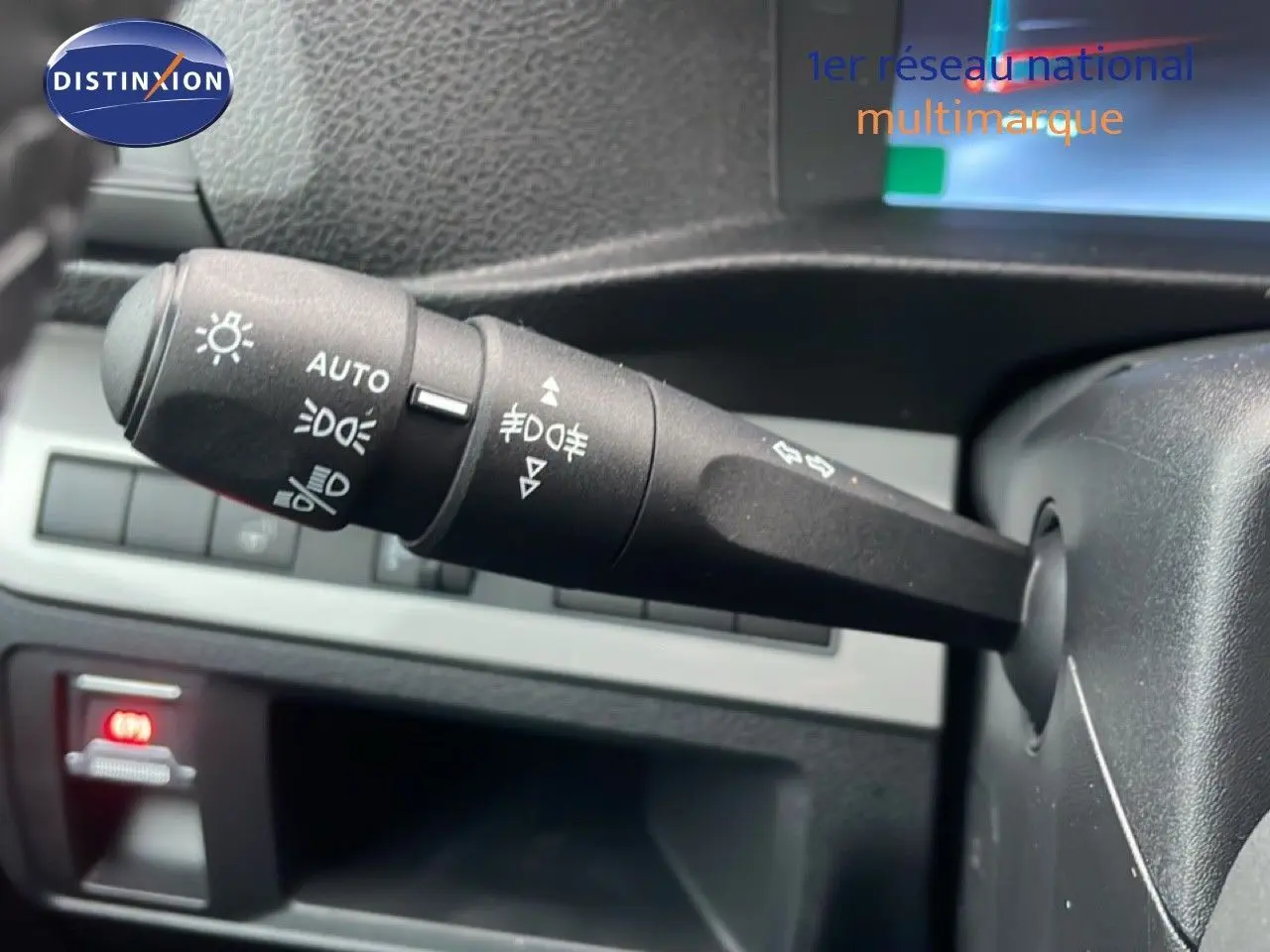 Gros plan sur la manette de commande des phares et clignotants dans l'habitacle du Citroën Jumpy Cabine Approfondie gris titane.
