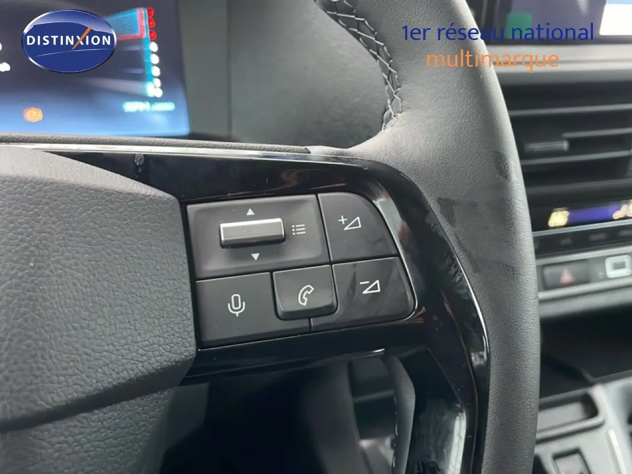 Gros plan sur les commandes au volant en cuir noir du Citroën Jumpy Cabine Approfondie 2025, intérieur moderne.