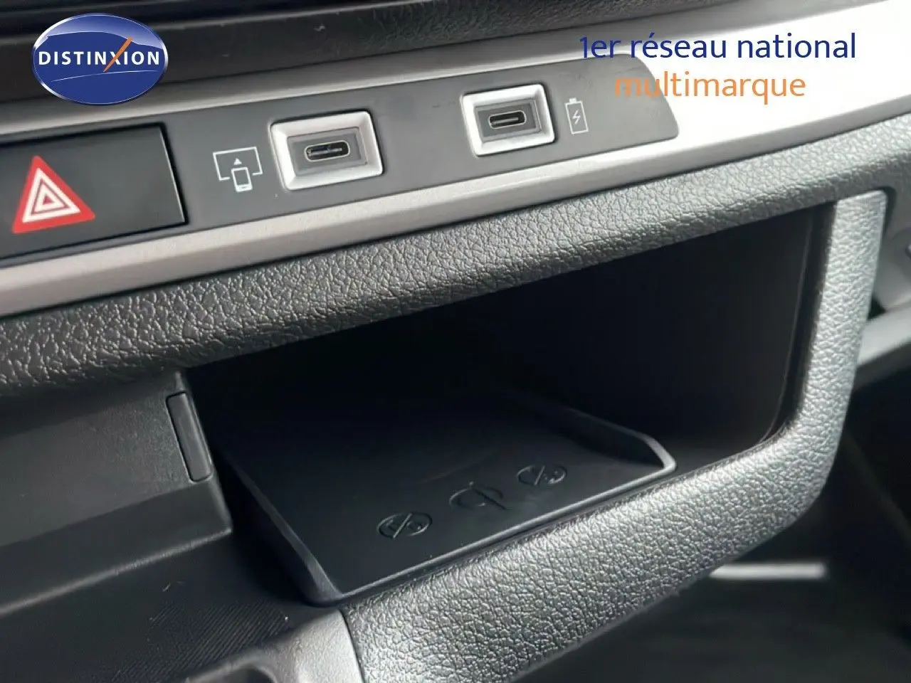 Gros plan sur la console centrale noire du Citroën Jumpy Long L3 2025, avec ports USB-C et zone de recharge sans fil.