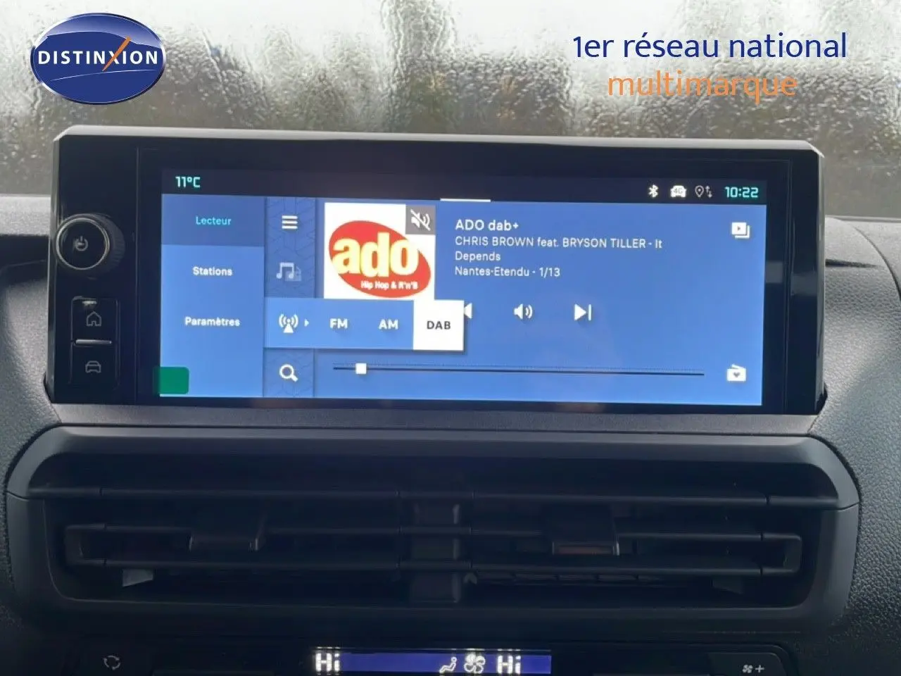 Écran tactile central du tableau de bord du Citroën Jumpy Long L3 gris titane, affichant une radio numérique.