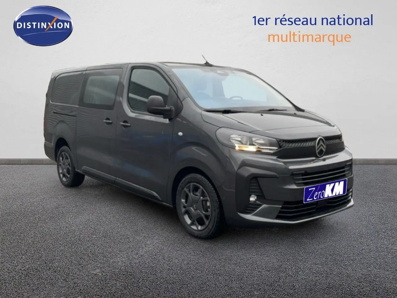 Vue 3/4 avant droit d'un Citroën Jumpy Cabine Approfondie gris titane métal avec calandre noire et jantes foncées.