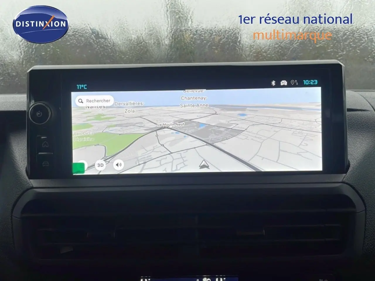 Écran tactile central affichant la navigation GPS dans un Citroën Jumpy Cabine Approfondie gris titane, vue intérieure frontale.
