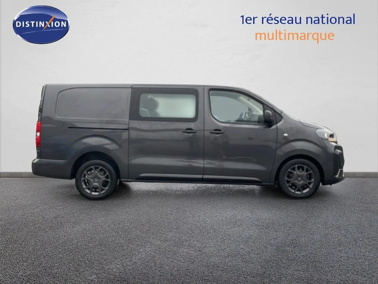 Profil latéral droit d’un Citroën Jumpy Cabine Approfondie gris titane métal, version longue L3, roues noires et vitres teintées.