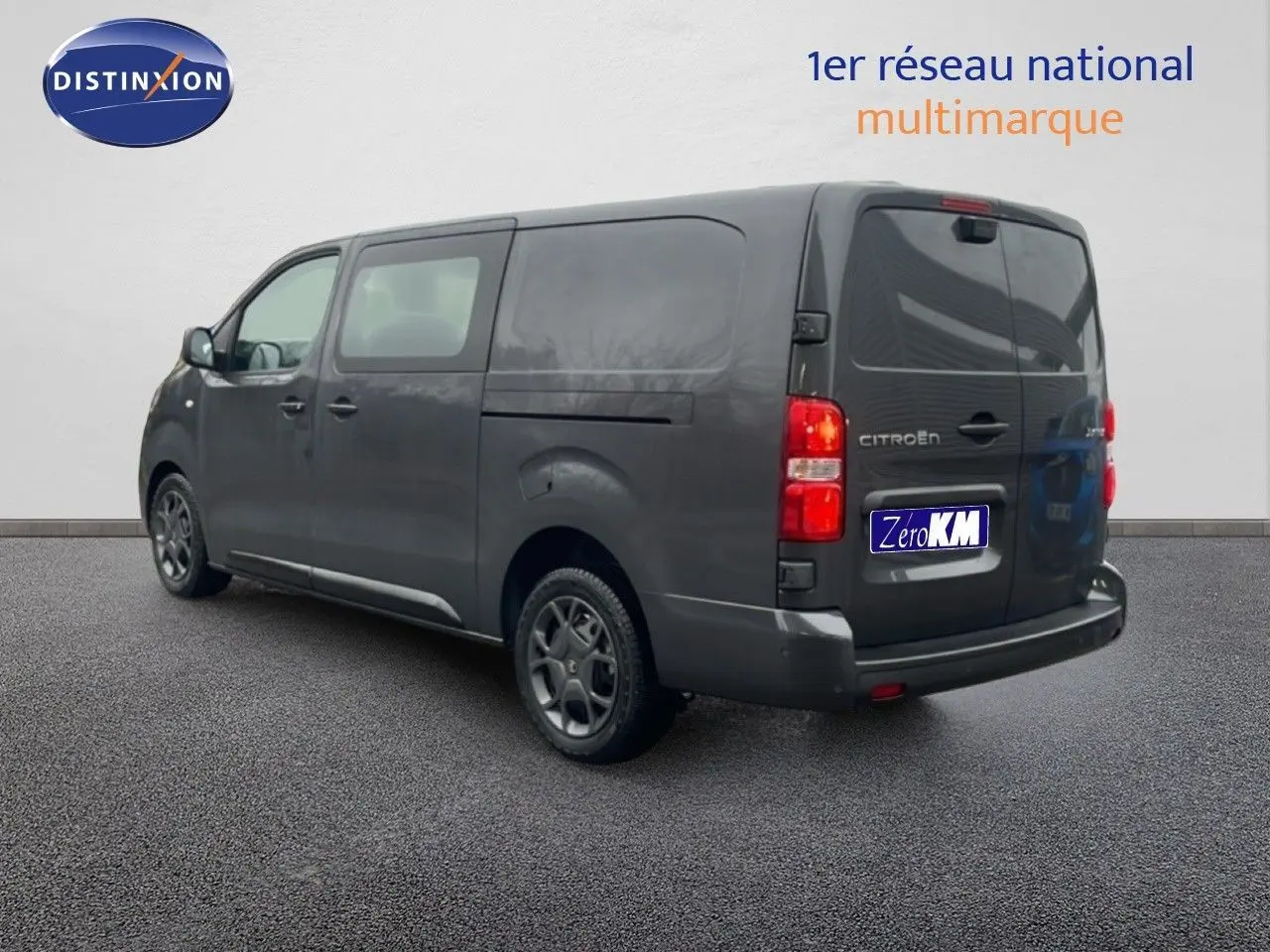 Vue 3/4 arrière droite d'un Citroën Jumpy Cabine Approfondie gris titane métal sur fond neutre.