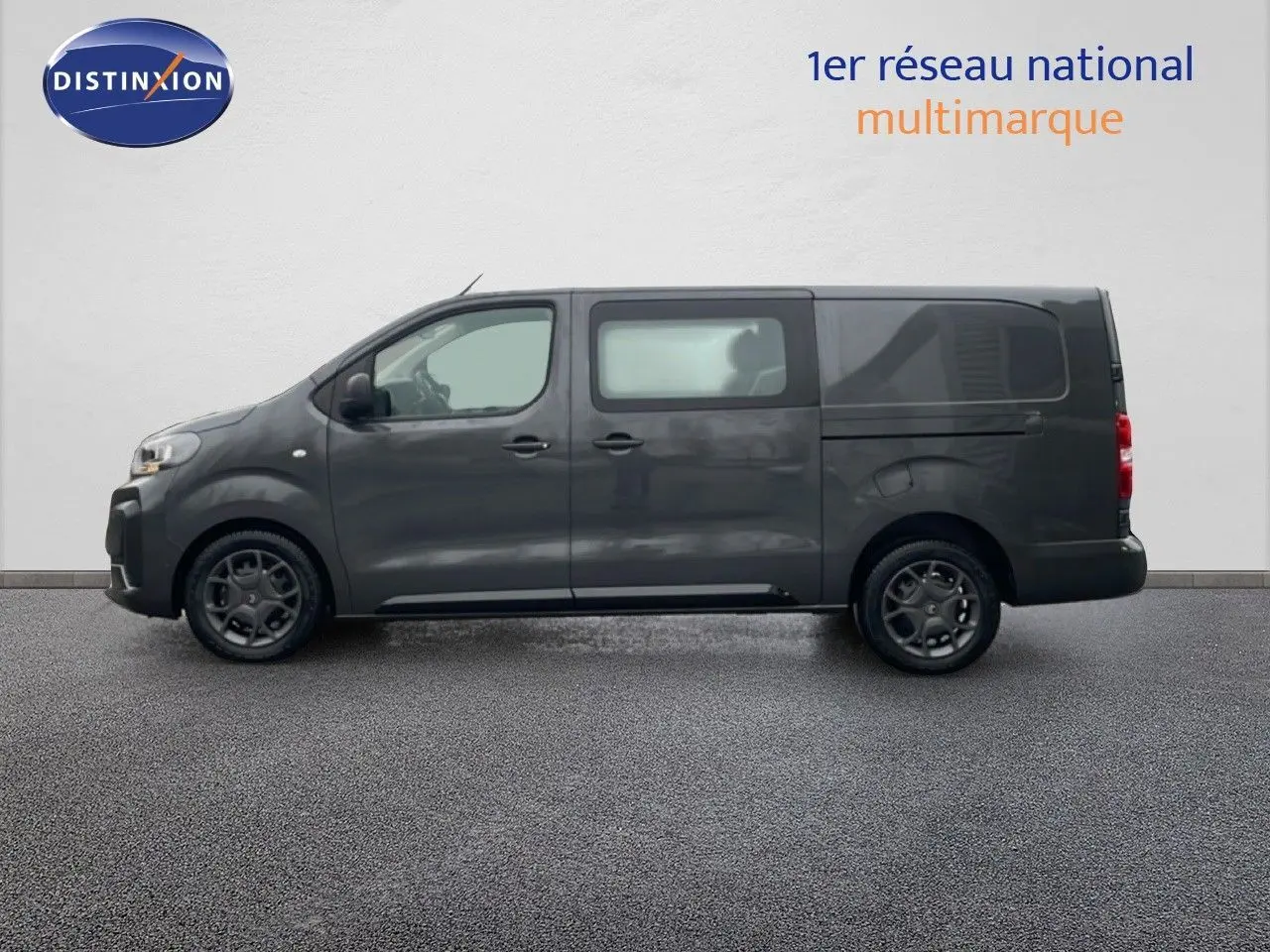 Profil latéral gauche d'un Citroën Jumpy Cabine Approfondie gris titane métal, version longue L3, avec vitres teintées arrière.