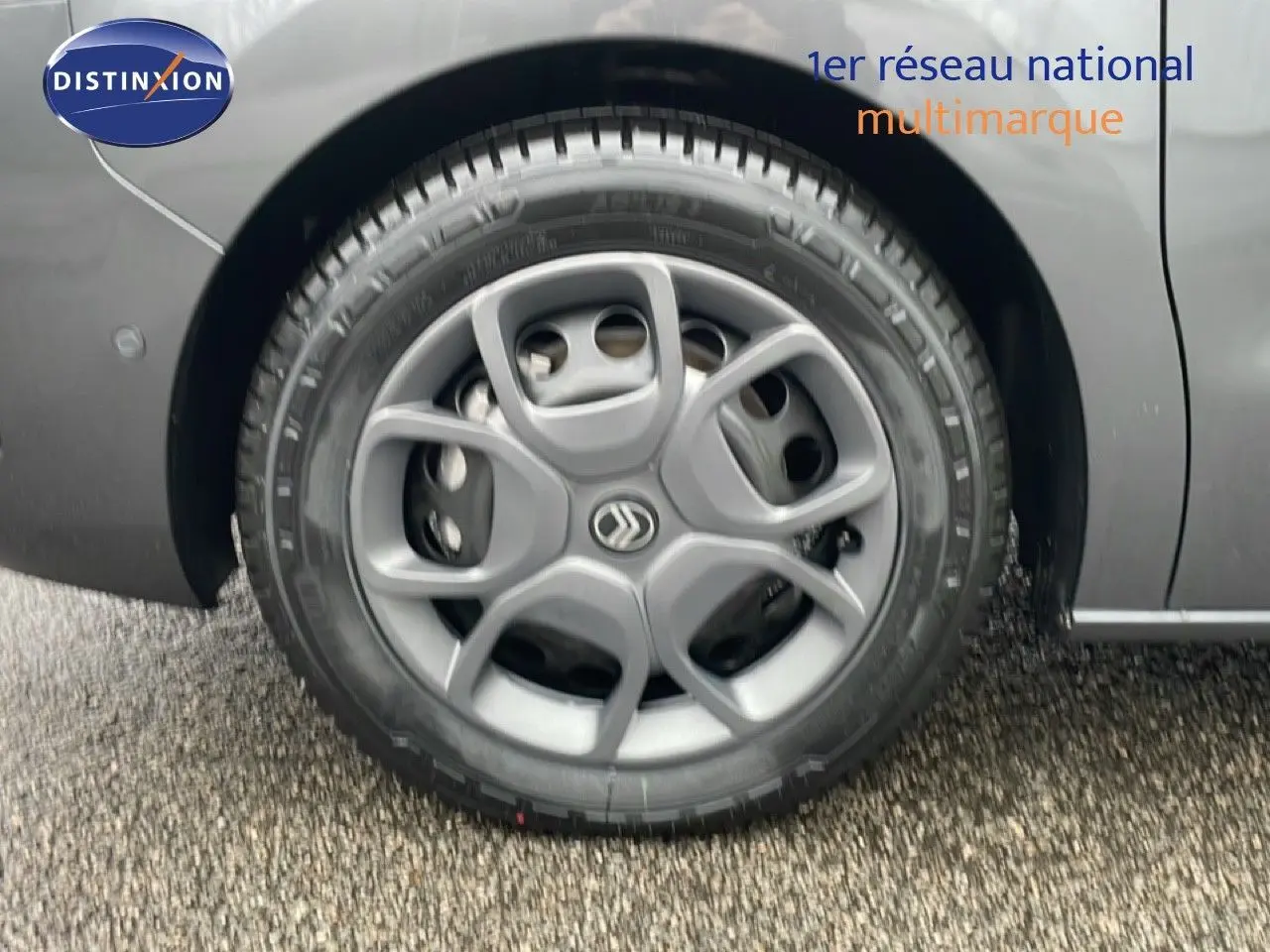 Gros plan sur la roue avant gauche du Citroën Jumpy Cabine Approfondie gris titane métal, mettant en valeur la jante design.
