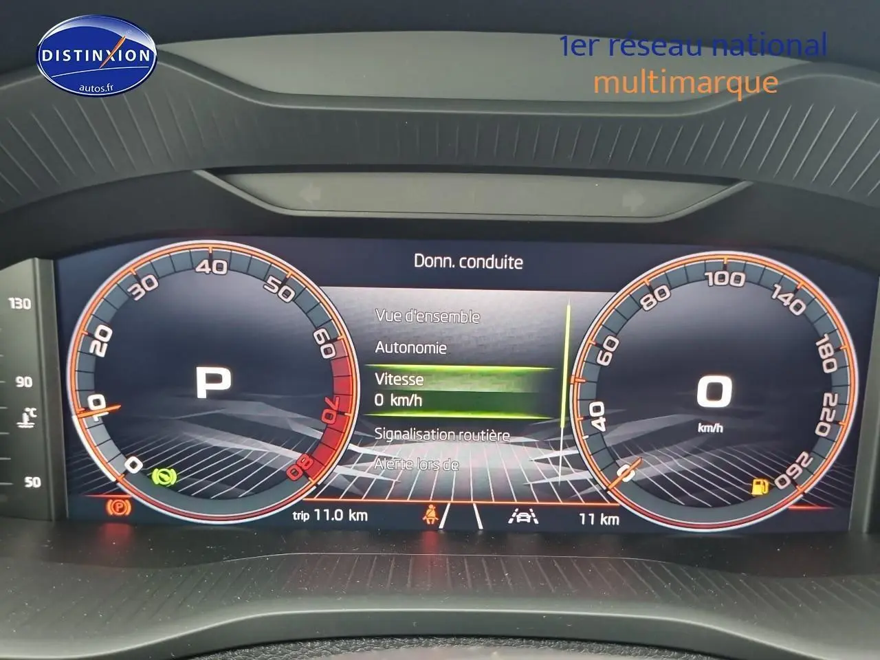 Tableau de bord numérique du Skoda Karoq 2025 affichant vitesse à 0 km/h et mode parking, vue frontale rapprochée.