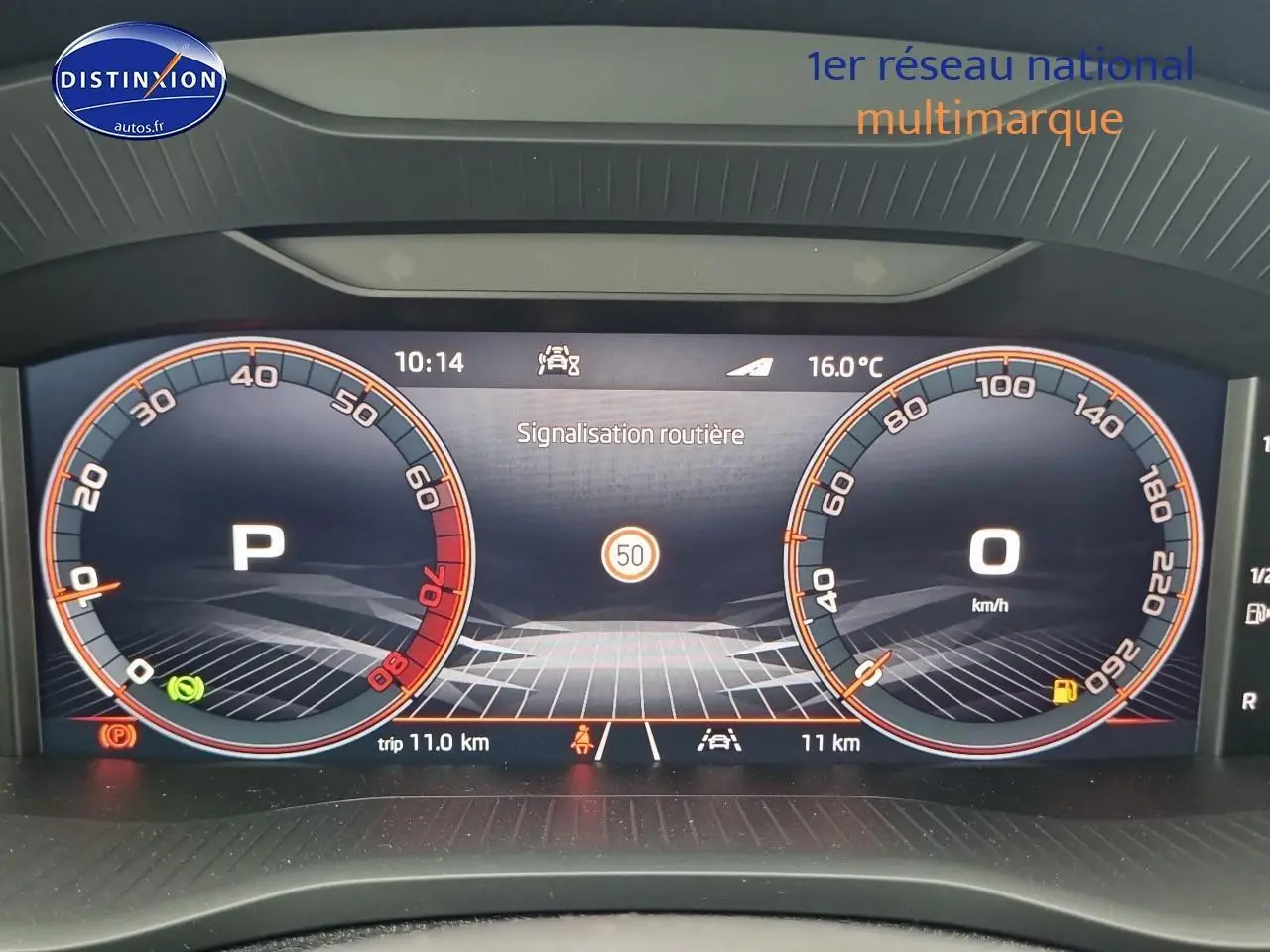 Tableau de bord numérique du Skoda Karoq 2025 affichant vitesse, mode parking et signalisation routière à 50 km/h.