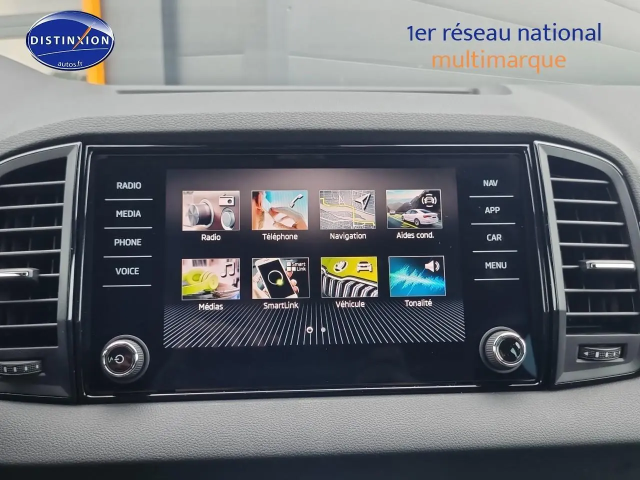 Écran tactile central du tableau de bord du Skoda Karoq 2025 avec menus radio, navigation et véhicule visibles.