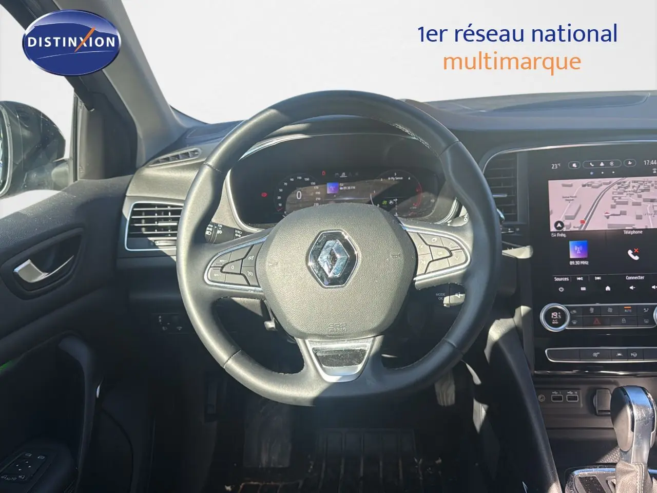 Vue intérieure centrée sur le volant Renault d’une Mégane Break 2024, avec tableau de bord numérique et écran tactile.