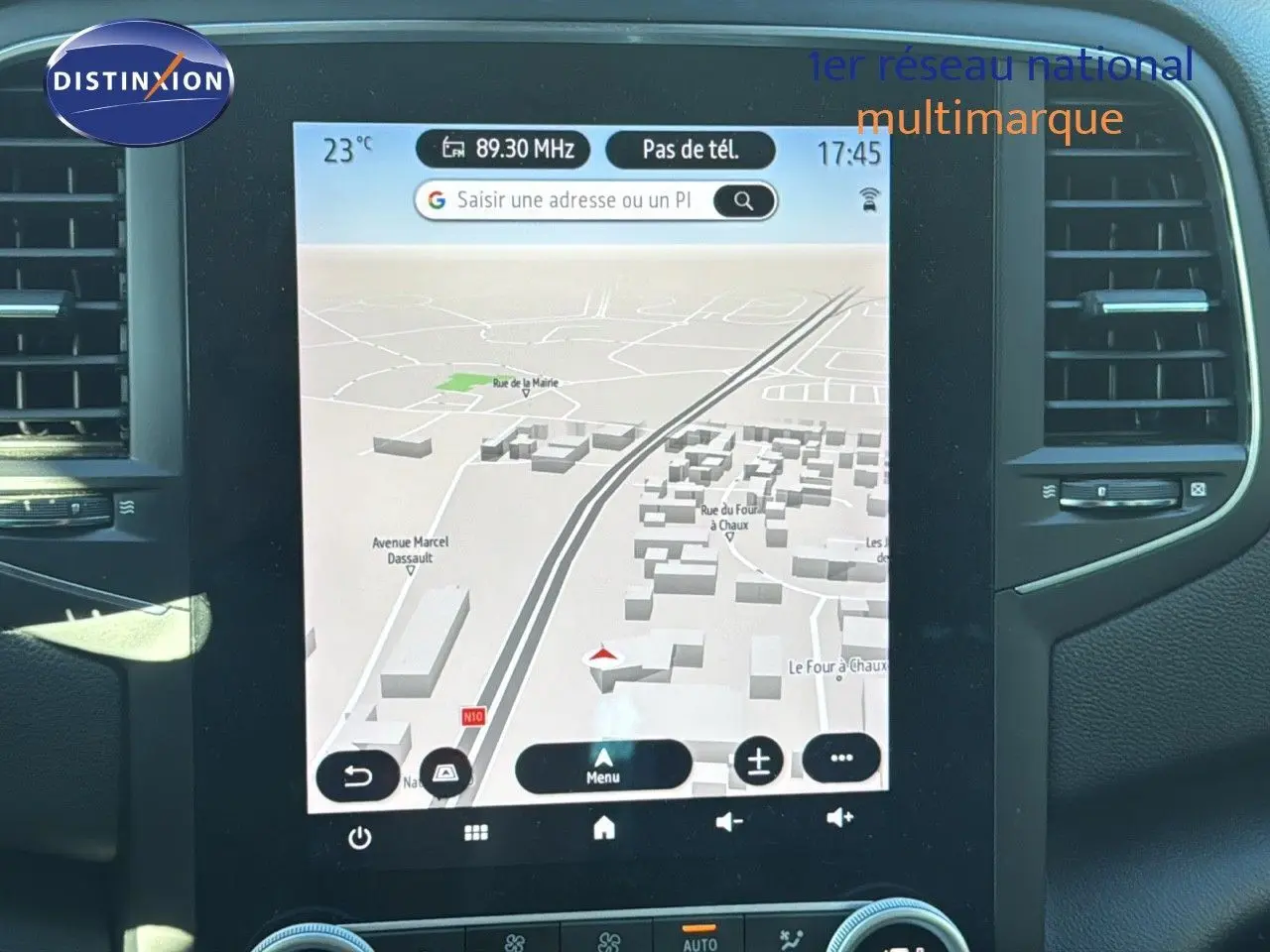Écran tactile central de navigation GPS dans l’habitacle d’une Renault Mégane Break gris titanium, vue frontale rapprochée.