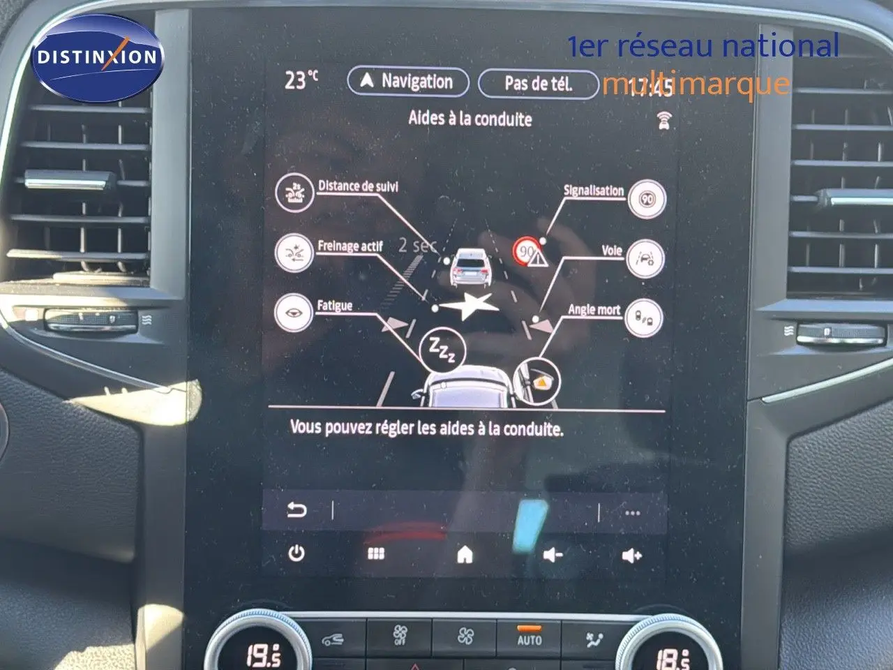 Vue de face de l'écran tactile central de la Renault Mégane Break gris titanium, affichant les aides à la conduite.