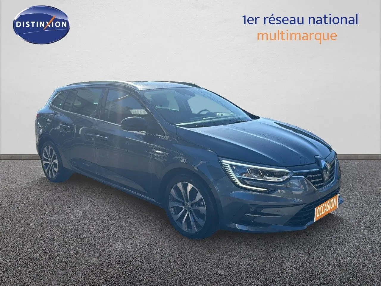 Renault Mégane Break gris titanium métal vue 3/4 avant droit, avec feux LED et jantes bi-ton 17 pouces.