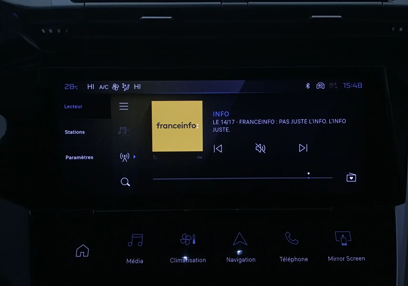 Écran tactile central de la Peugeot 308 2025 affichant la radio Franceinfo avec commandes multimédia et climatisation.