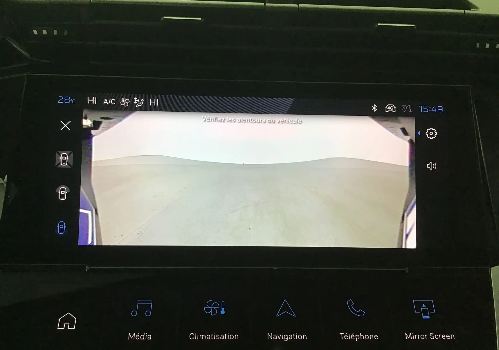 Écran intérieur de la Peugeot 308 2025 montrant la caméra 360 avec vue panoramique extérieure grise.