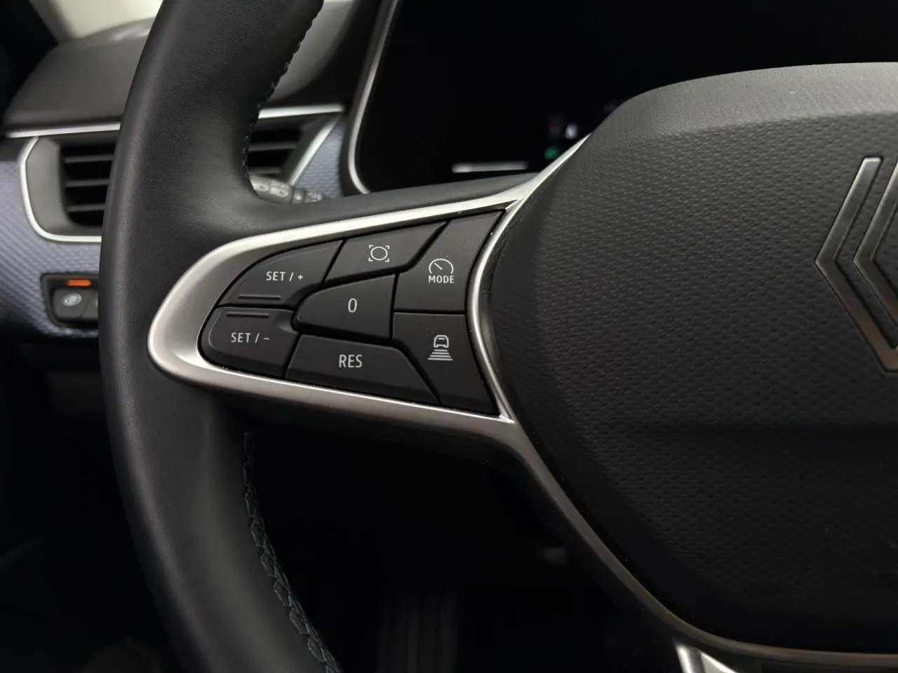 Gros plan sur le volant noir avec commandes intégrées du Renault Arkana TCE 140 Evolution 2025.