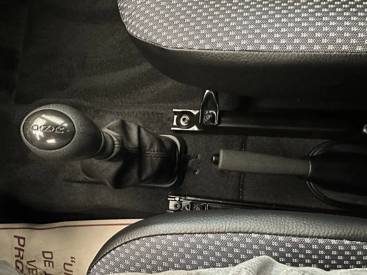 Gros plan sur la commande de boîte automatique et frein à main dans l'habitacle de l'AIXAM Ambition E City Pack 2026.