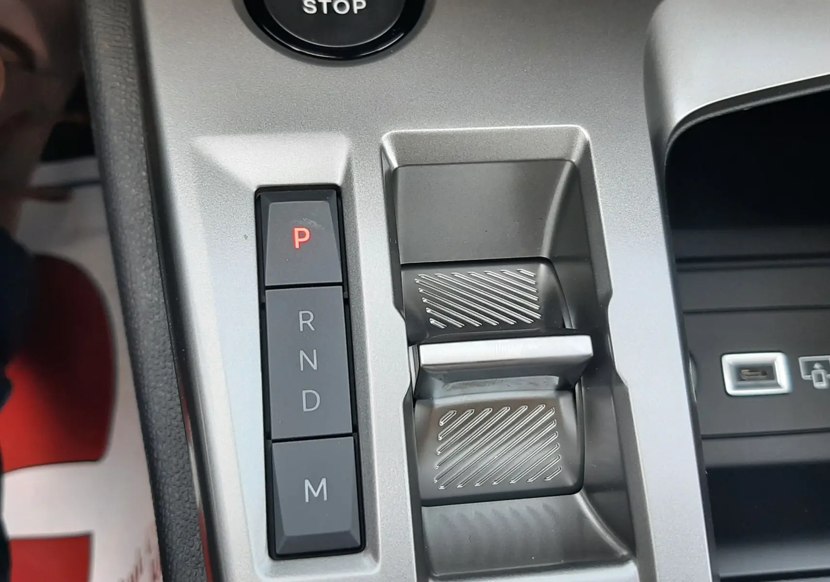 Gros plan sur la console centrale grise avec boutons de boîte auto et bouton start/stop de la Peugeot 308 2026.