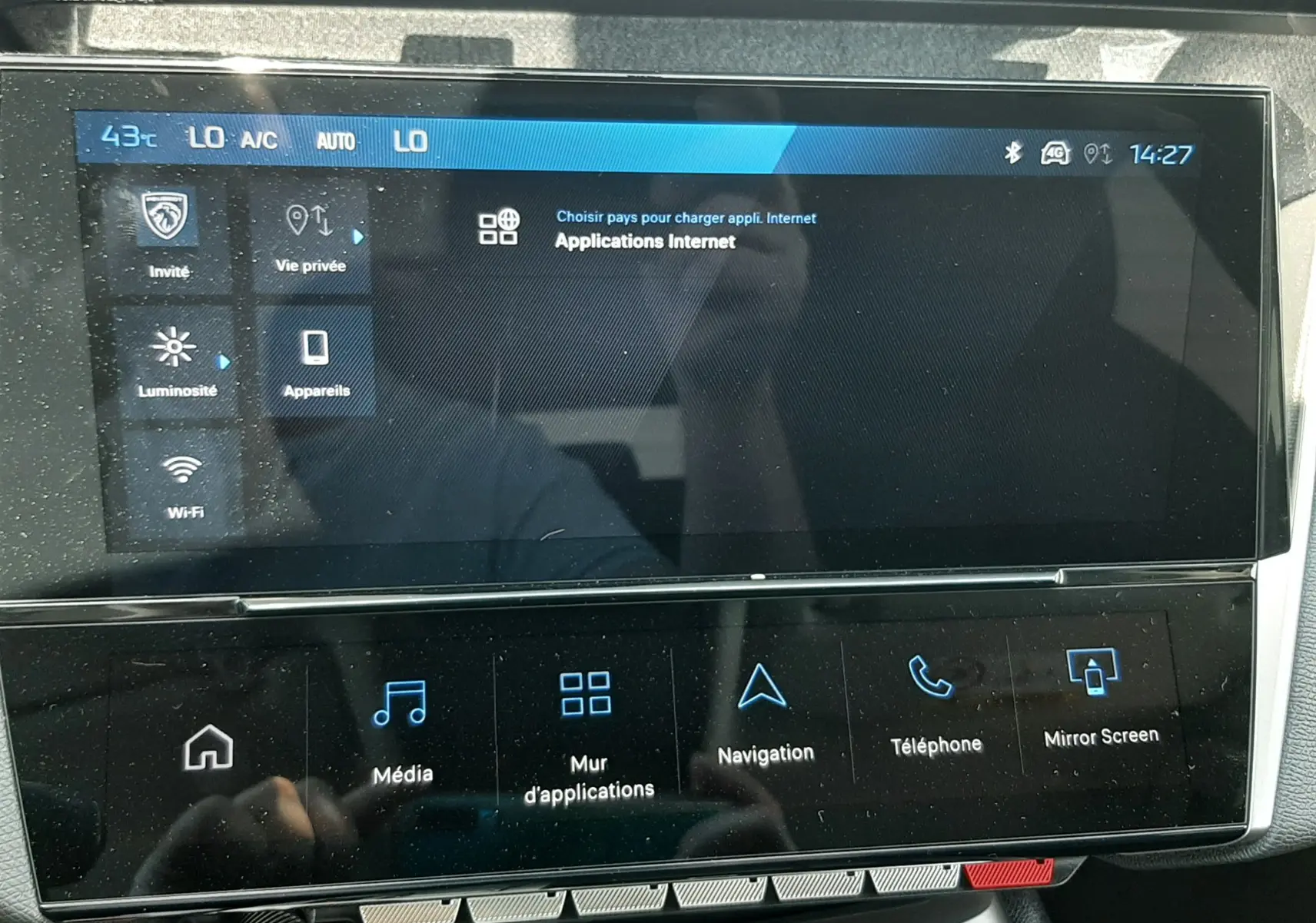 Écran tactile central de la Peugeot 308 III Ph.2 affichant le menu des applications internet, avec commandes tactiles en bas.