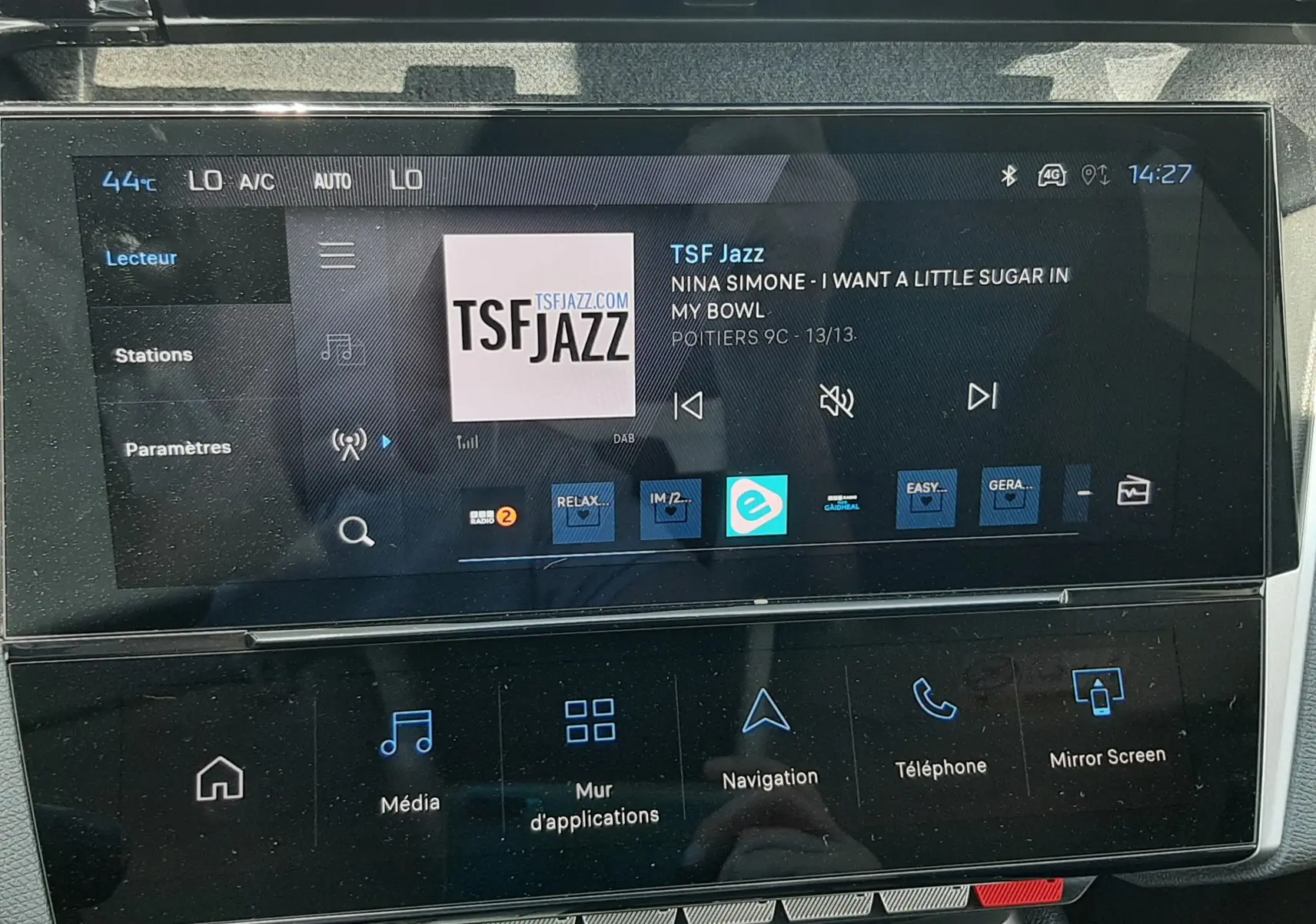 Écran tactile central de la Peugeot 308 gris Selenium, affichant la radio TSF Jazz avec commandes multimédia visibles.