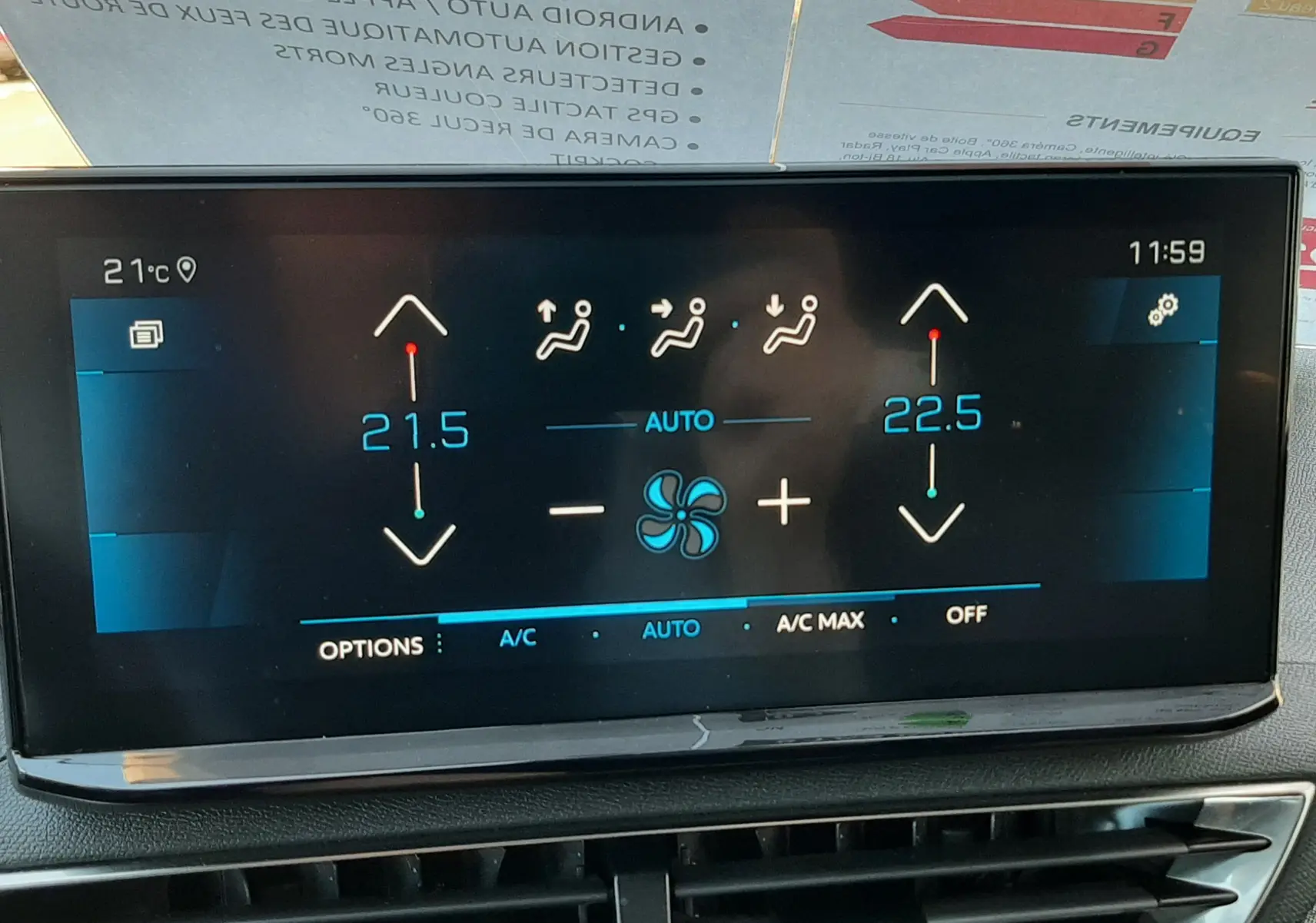 Écran tactile de la climatisation automatique du Peugeot 3008 gris platinium, affichant les réglages de température et ventilation.