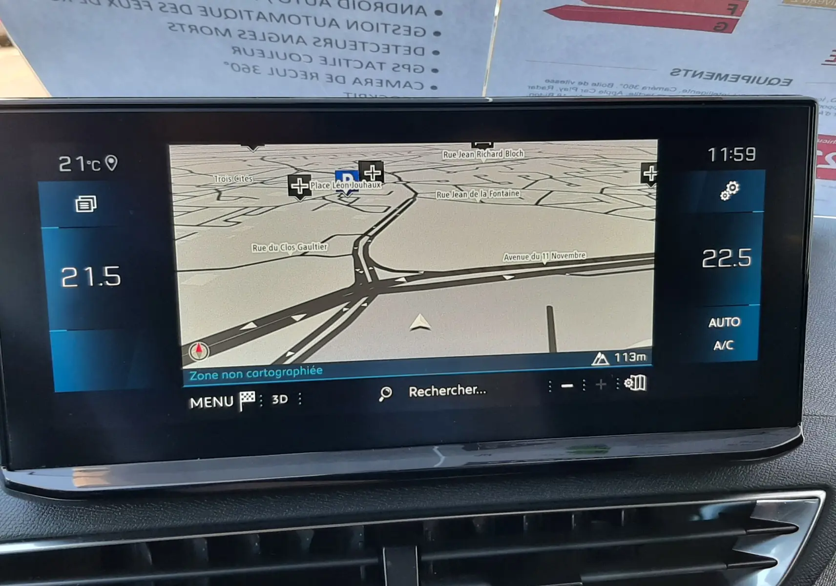 Écran tactile central du Peugeot 3008 2023 gris platinium, affichant la navigation et la climatisation automatique.