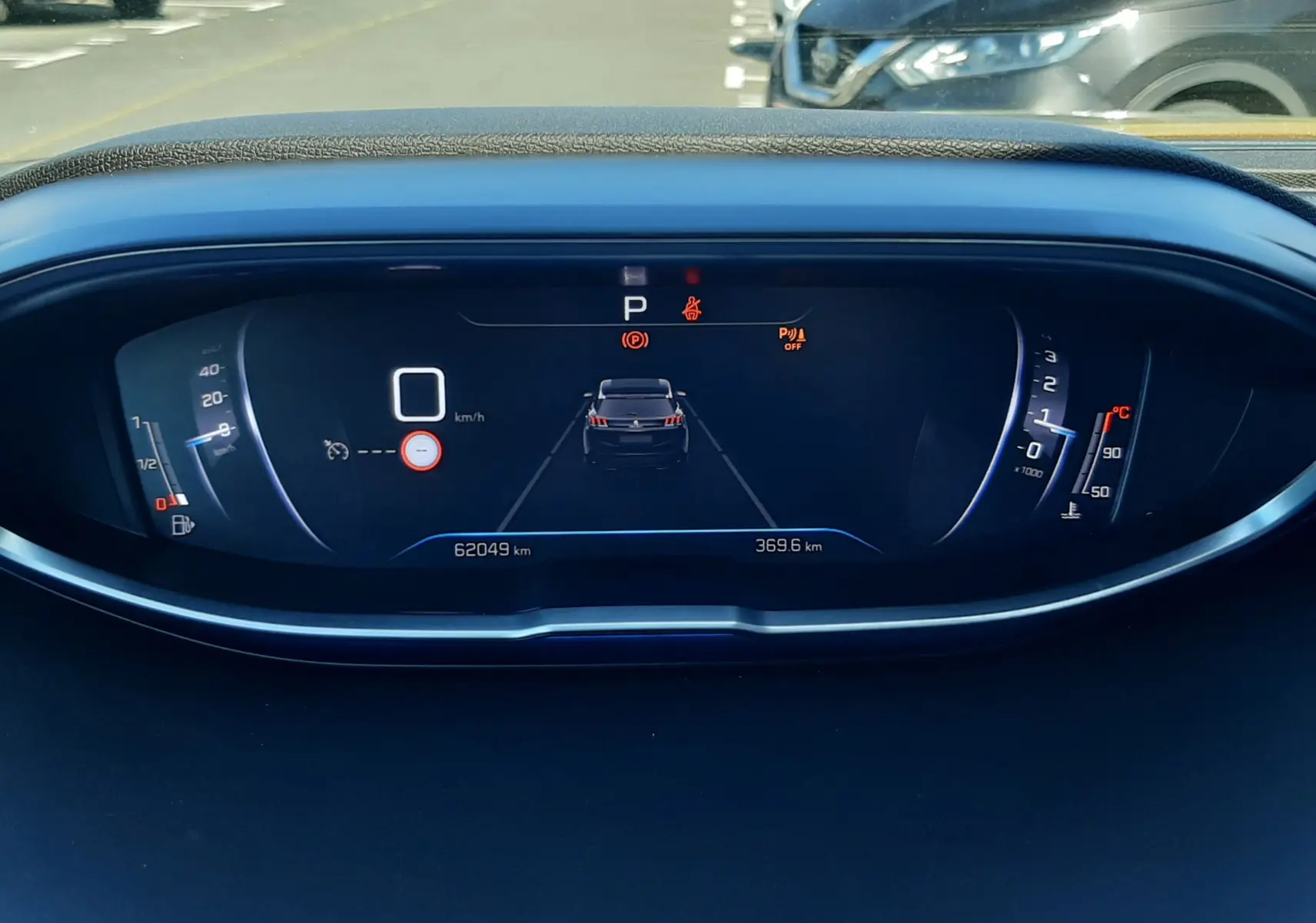 Vue rapprochée du tableau de bord numérique du Peugeot 3008 2023, affichant la vitesse et les alertes de conduite.