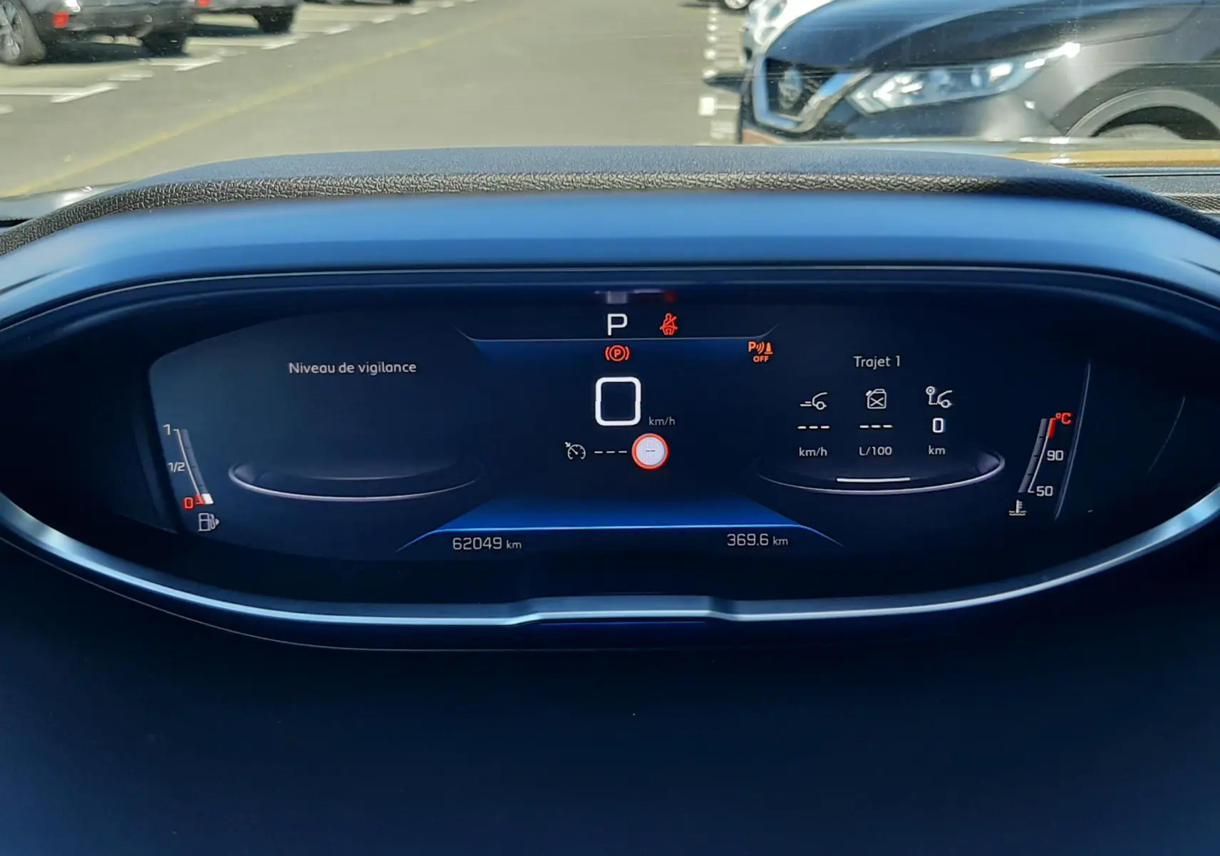 Vue rapprochée du tableau de bord numérique du Peugeot 3008 gris platinium, affichant la vitesse et les alertes.