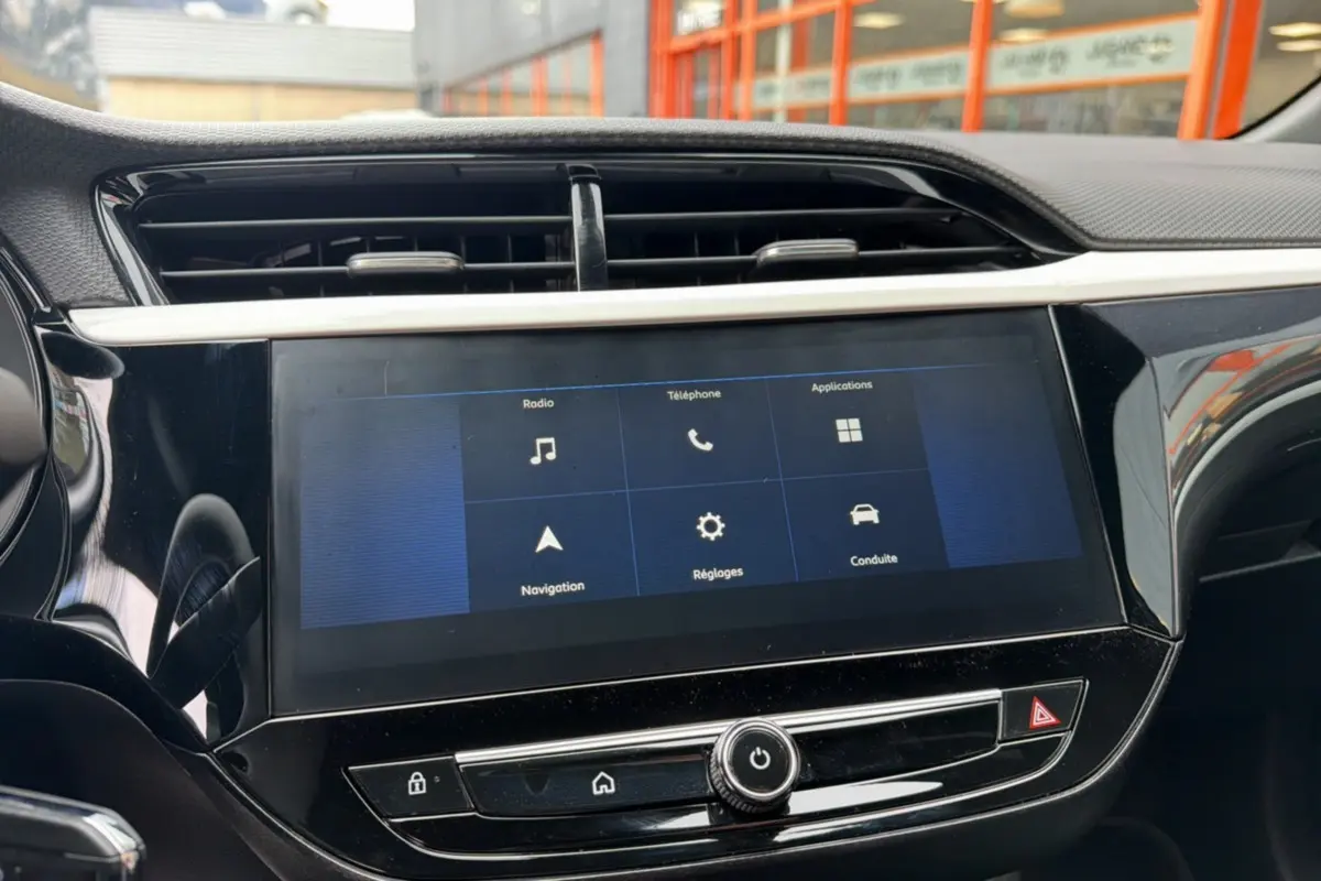 Écran tactile central de l’Opel Corsa Hybrid 110 e-DCT6 GS PK Confort, vue rapprochée de la console noire brillante.